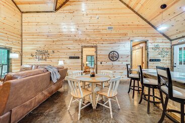 Near Choctaw Casino: Broken Bow Cabin W/ Hot Tub!