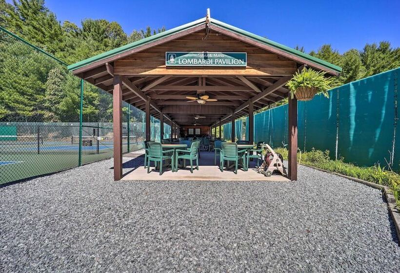 On Site Lake & Pool Access: Cabin In Newland!