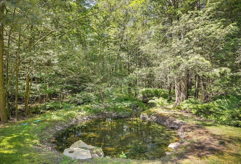 Pennsylvania Cabin Hideaway: Hot Tub & Deck!