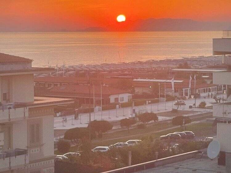 پانسیون Room In Guest Room   Viareggio Rooms Facing The Sea
