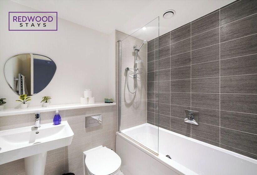 פנסיון Woolhampton Drive House By Redwood Stays