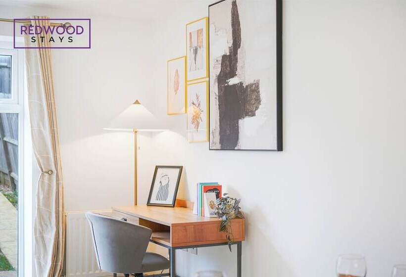 פנסיון Woolhampton Drive House By Redwood Stays
