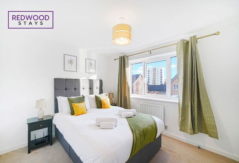 פנסיון Woolhampton Drive House By Redwood Stays