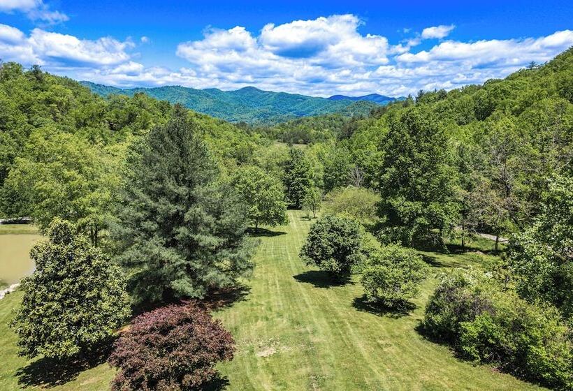 Pet Friendly Waynesville Cabin W/ Deck & Mtn Views