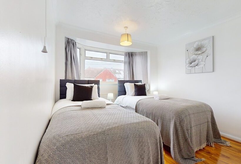اقامتگاه Dagenham   4 Beds   Sleeps 8   Wifi