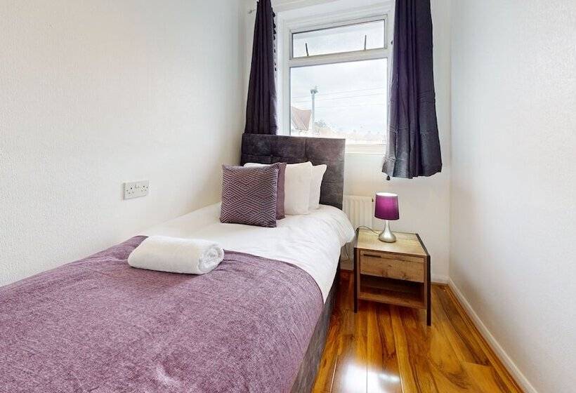اقامتگاه Dagenham   4 Beds   Sleeps 8   Wifi
