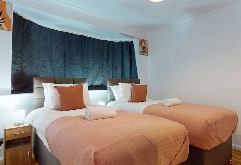 اقامتگاه Dagenham   4 Beds   Sleeps 8   Wifi