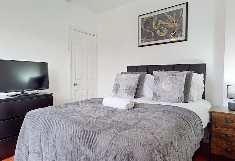 اقامتگاه Dagenham   4 Beds   Sleeps 8   Wifi