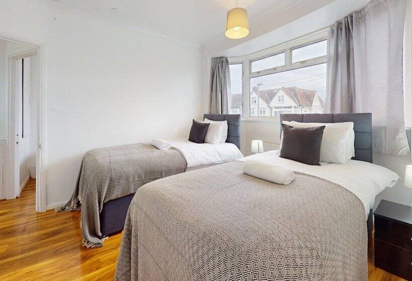 اقامتگاه Dagenham   4 Beds   Sleeps 8   Wifi
