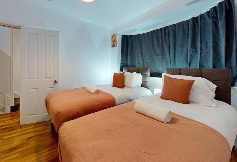 اقامتگاه Dagenham   4 Beds   Sleeps 8   Wifi