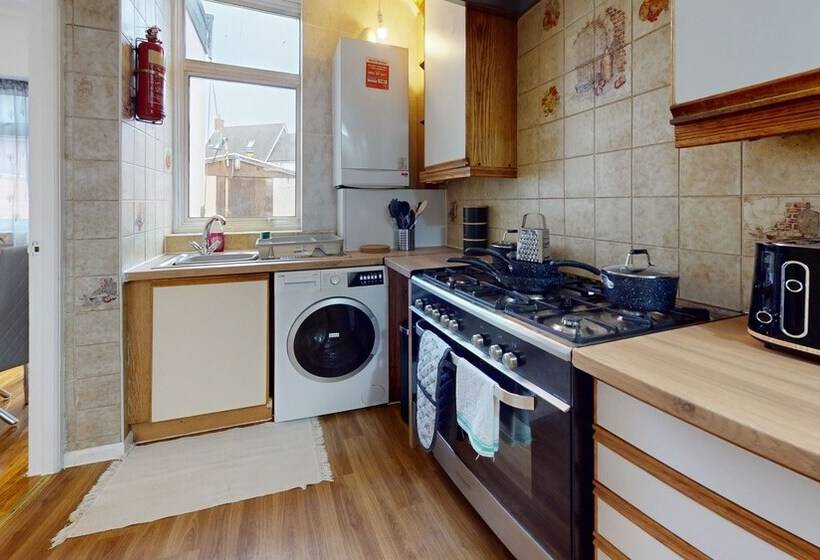 اقامتگاه Dagenham   4 Beds   Sleeps 8   Wifi
