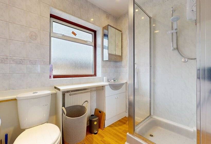 اقامتگاه Dagenham   4 Beds   Sleeps 8   Wifi