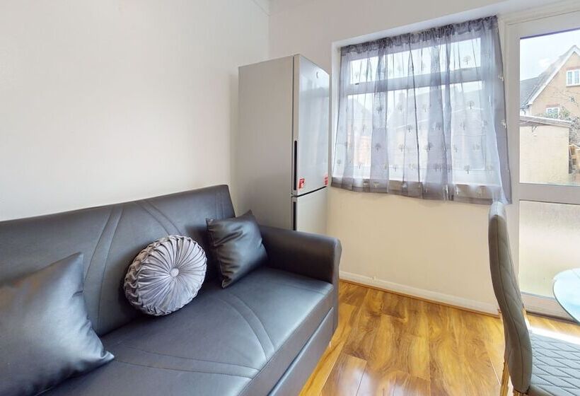 اقامتگاه Dagenham   4 Beds   Sleeps 8   Wifi