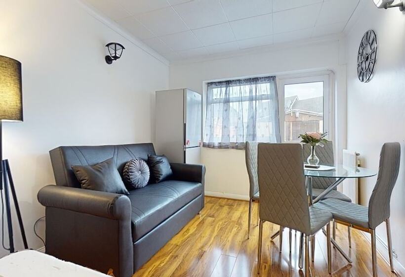 اقامتگاه Dagenham   4 Beds   Sleeps 8   Wifi