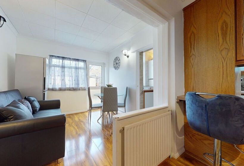 اقامتگاه Dagenham   4 Beds   Sleeps 8   Wifi