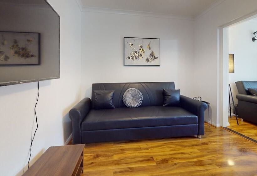 اقامتگاه Dagenham   4 Beds   Sleeps 8   Wifi