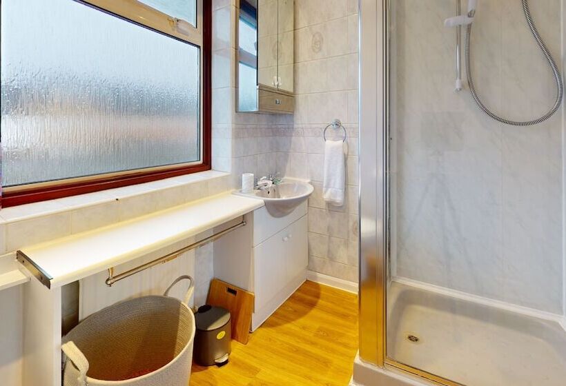 اقامتگاه Dagenham   4 Beds   Sleeps 8   Wifi