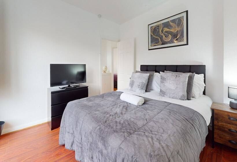 اقامتگاه Dagenham   4 Beds   Sleeps 8   Wifi