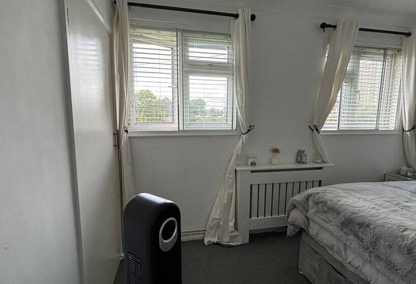 اقامتگاه Romford Cozy Retreat