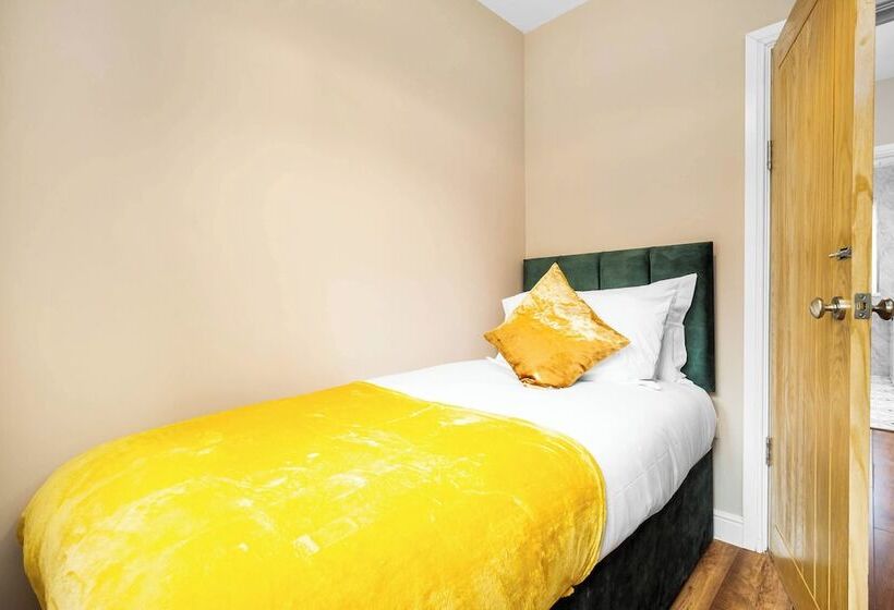 דירת נופש Spacious 3 Bed House/sleeps 5/free Parking Oldbury