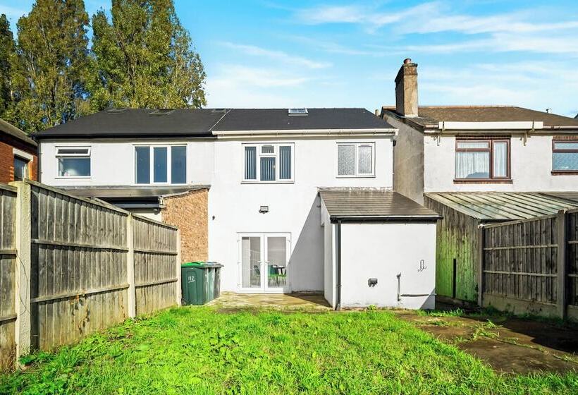 דירת נופש Spacious 3 Bed House/sleeps 5/free Parking Oldbury