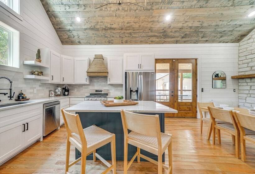 Riverfront Broken Bow Cabin W/ Private Hot Tub!