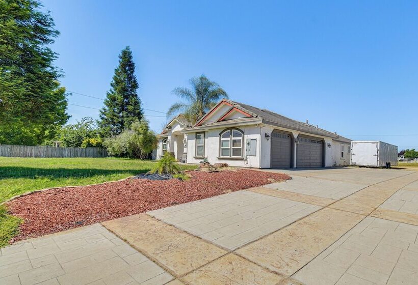 Spacious Delhi Home W/ Fireplaces, Patio & Grill!