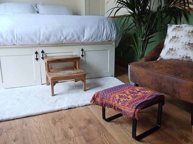The Botanist   Luxury Cabin With Hot Tub Near York