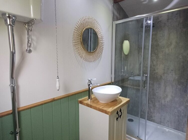 The Botanist   Luxury Cabin With Hot Tub Near York