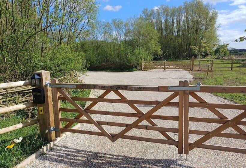 The Botanist   Luxury Cabin With Hot Tub Near York