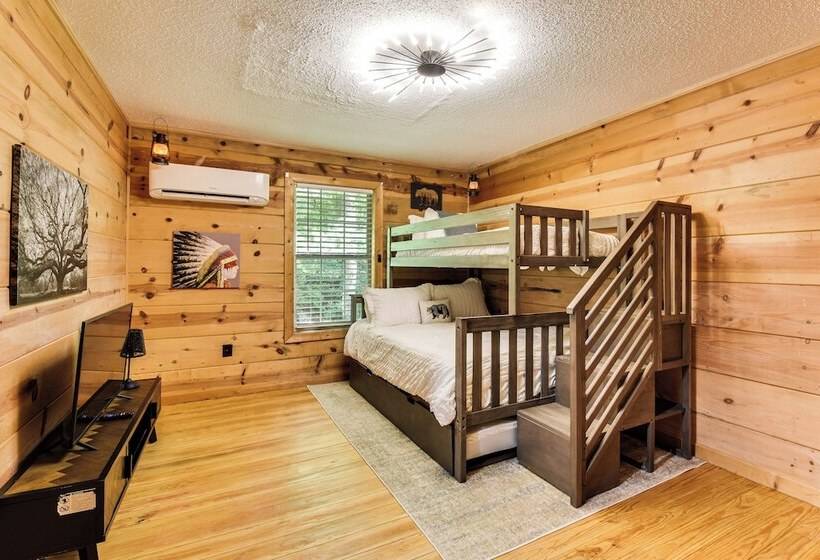 The Cabin At Dukes Creek  W/ Fire Pit & Hot Tub!
