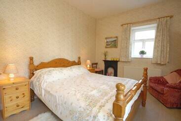 Traditional 2 Bed Cottage In Eyam Hope Valley