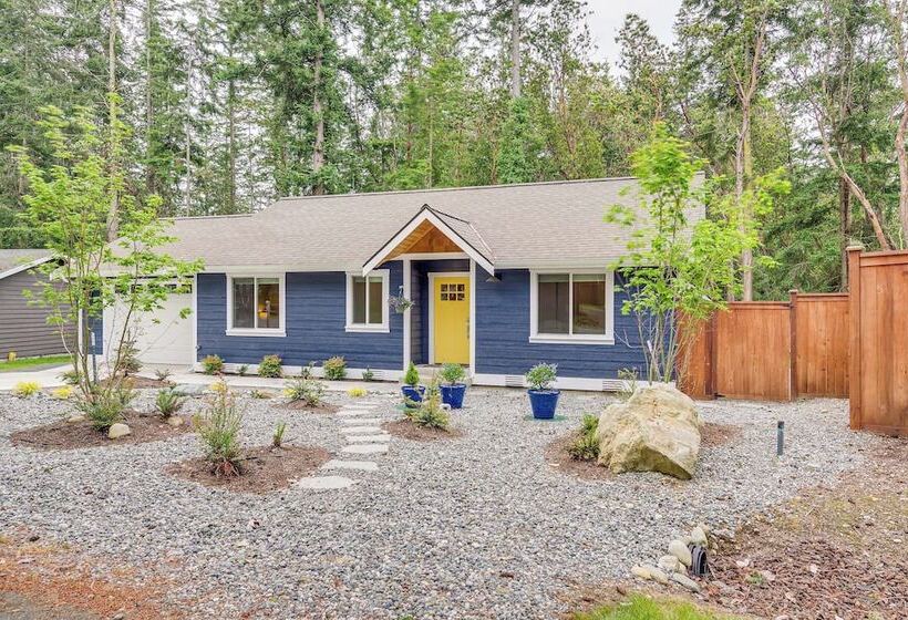 Freeland Retreat   Deck, Fire Pit & Beach Access!