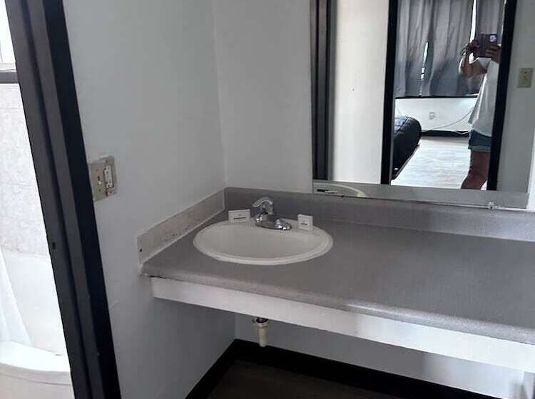 Glenstone Place Extended Stay Motel