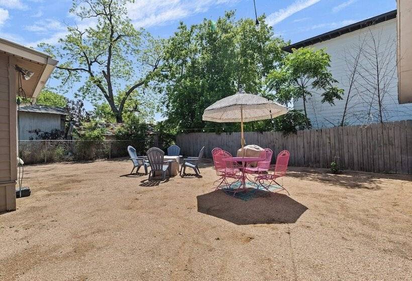 Gorgeous Artistic Fully Fenced Home Near Downtown