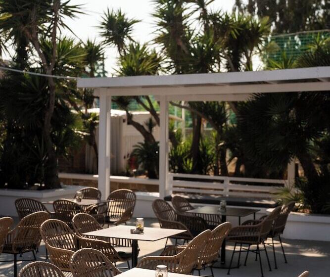 هتل Black & White Boho Resort