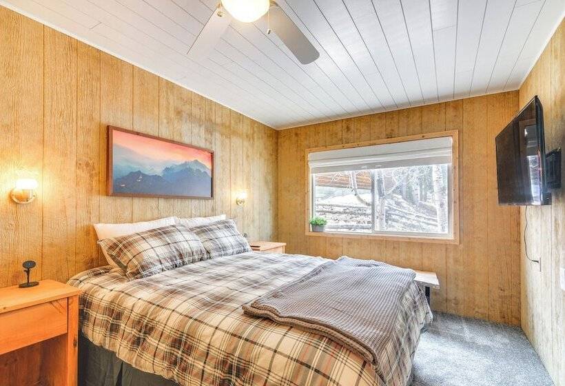 Inviting Utah Cabin W/ Spacious Deck + Fireplace!