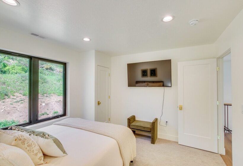 Luxe Retreat W/ Theater Room: Walk To Bear Lake!