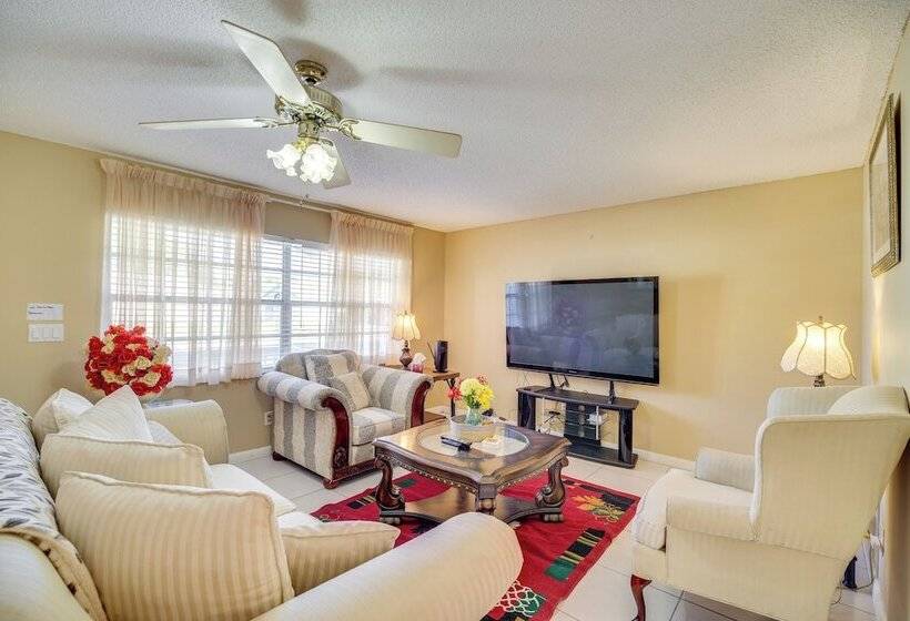 7 Mi To Satellite Beach: Melbourne Home W/ Yard