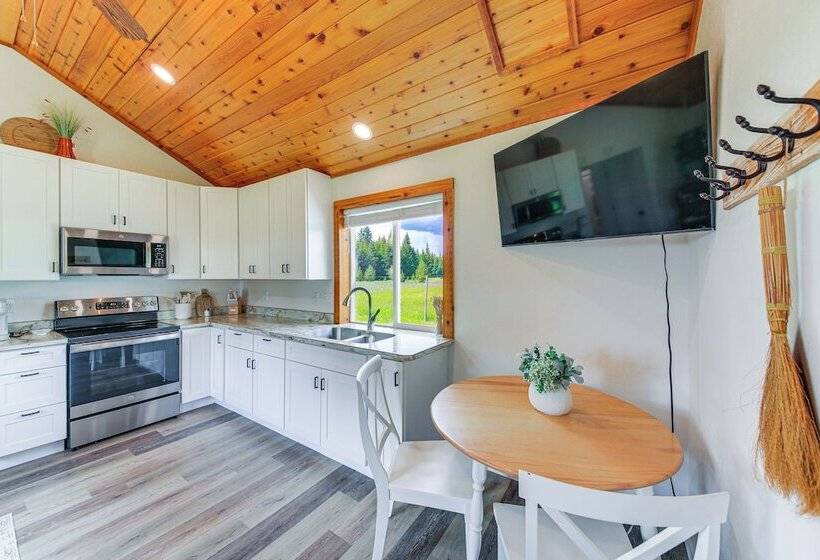 Peaceful Bonners Ferry Cabin W/ Deck & Mtn Views!