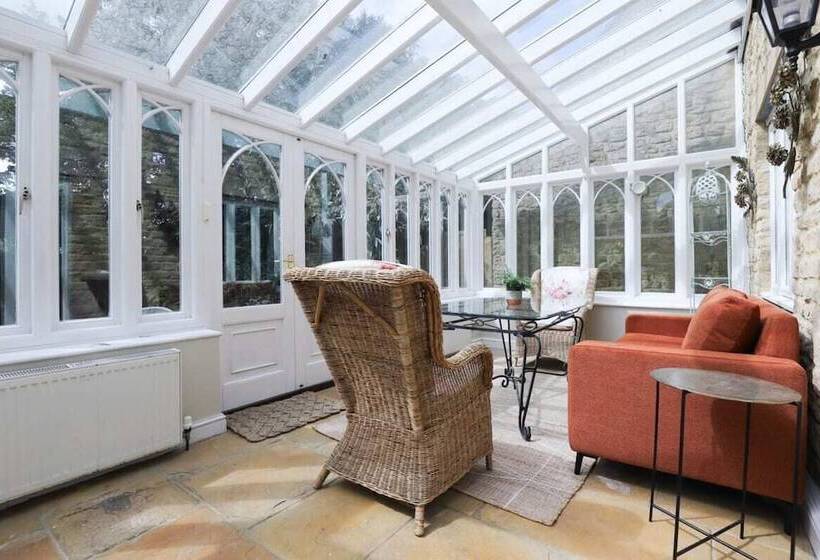 The Stow Secret Cottage   Breathtaking 5bdr Cottage With Parking + Garden