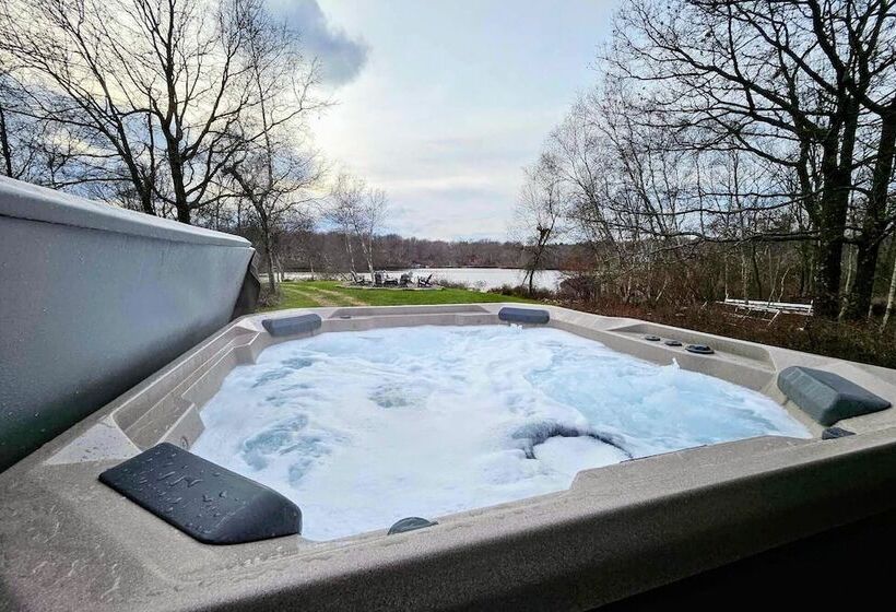 Waterside Haven By Avantstay Lakefront, Hot Tub, Game Room, Fire Pit