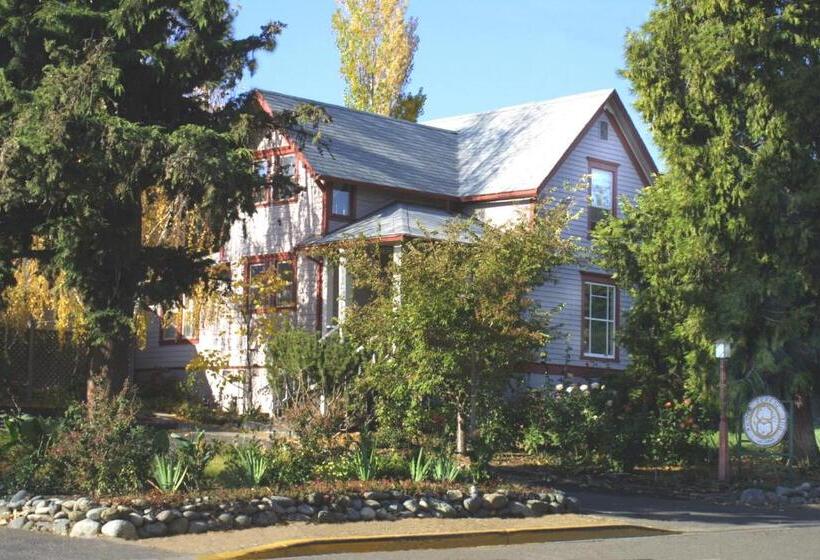 تختخواب و صبحانه Arden Forest Inn