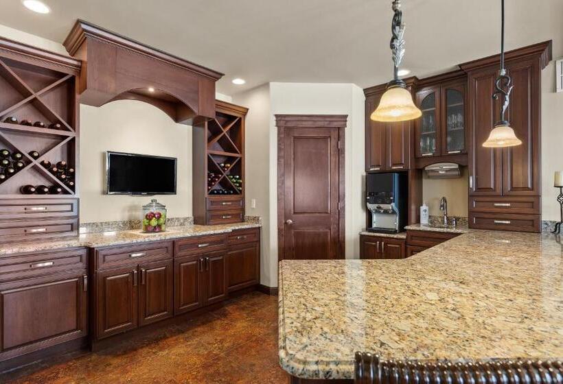 تختخواب و صبحانه Summer Creek Inn