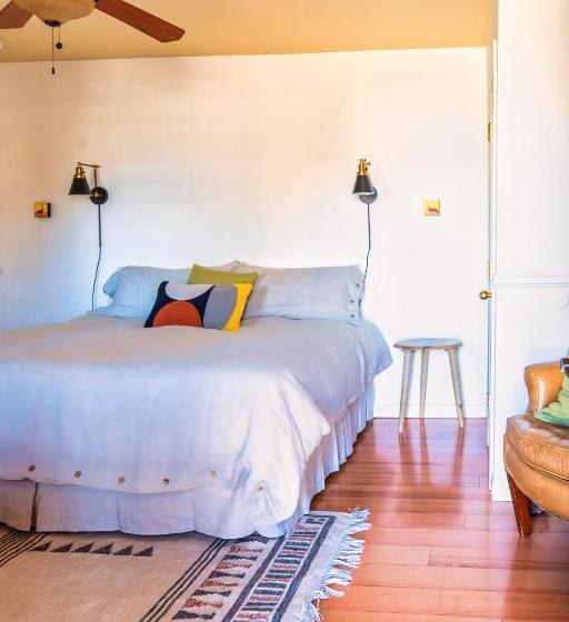 تختخواب و صبحانه The Loubird Inn