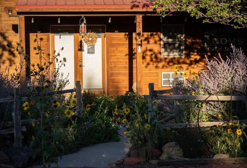 تختخواب و صبحانه The Loubird Inn