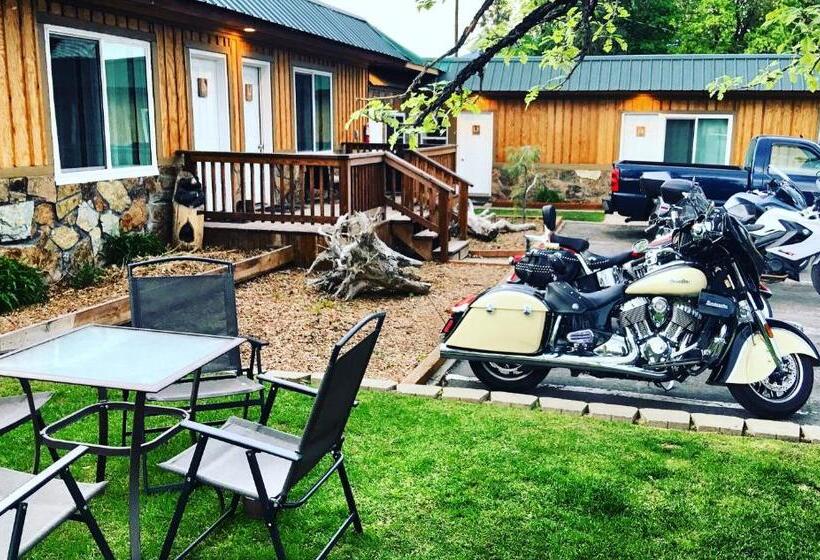 Evergreen Motel