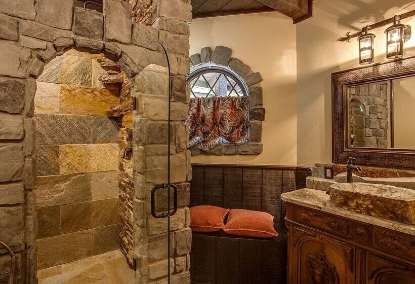 هتل Storybook Riverside Inn