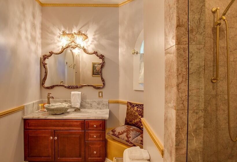 هتل Storybook Riverside Inn