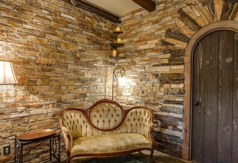 هتل Storybook Riverside Inn
